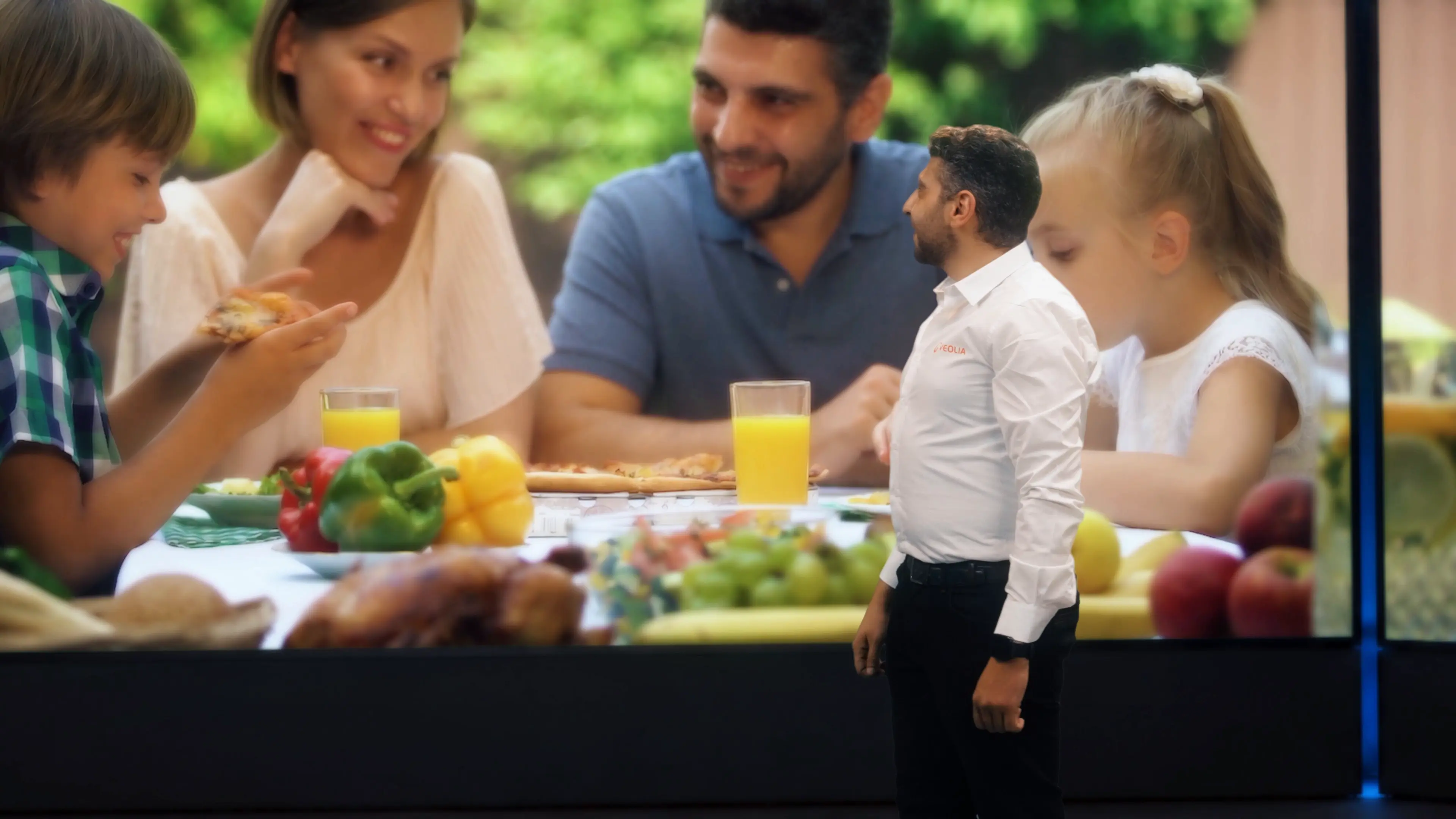 Veolia soloist performing in front of family imagery on the virtual stage